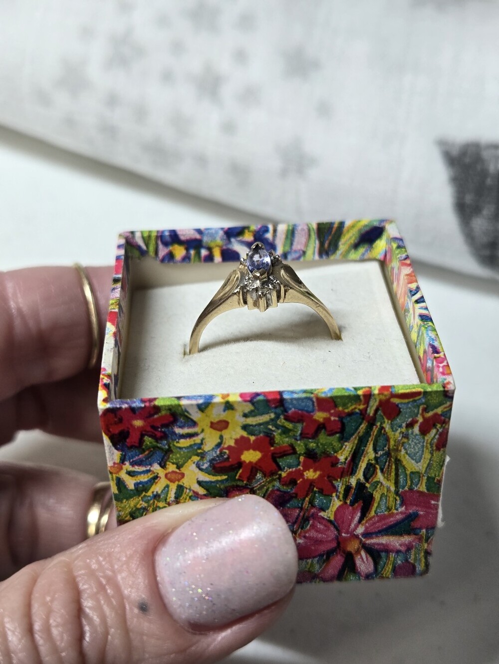 Vintage 10kt Gold Ring with Light Purple Oval Stone - Picture 2 of 10